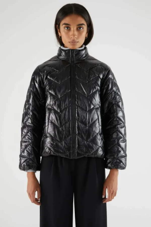 Abrigo corto acolchado brillante negro-COMPAÑIAFANTASTICA New