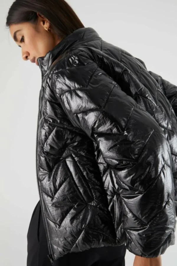 Abrigo corto acolchado brillante negro-COMPAÑIAFANTASTICA New