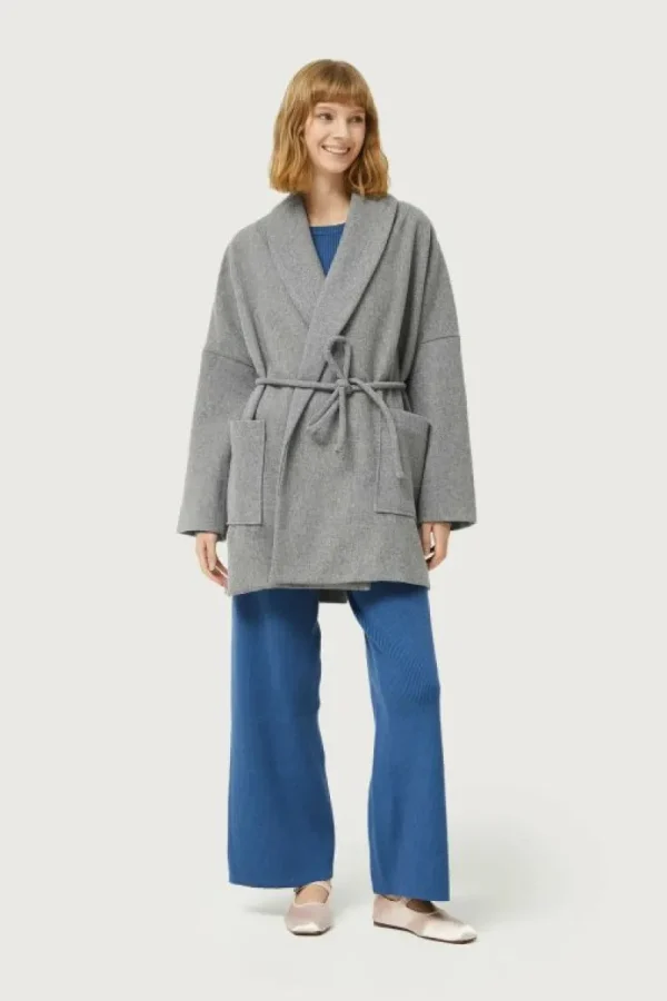 Abrigo corto con cinturón gris-COMPAÑIAFANTASTICA Hot