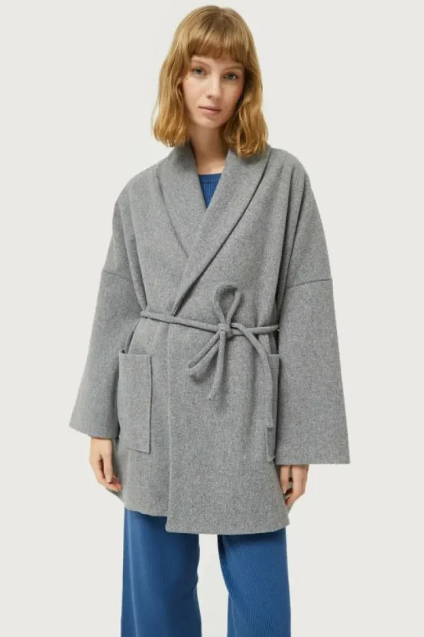 Abrigo corto con cinturón gris-COMPAÑIAFANTASTICA Hot