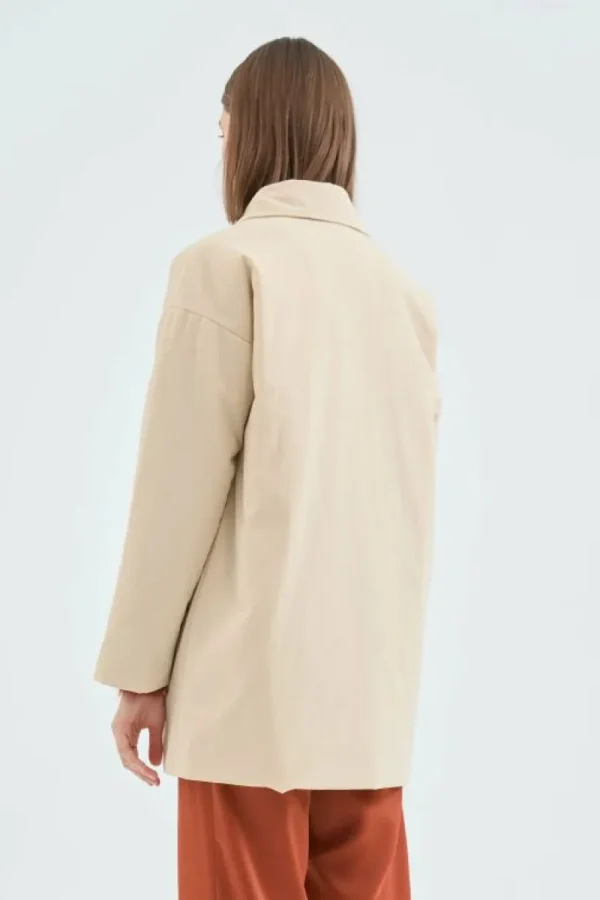 Abrigo corto en tejido técnico beige-COMPAÑIAFANTASTICA New