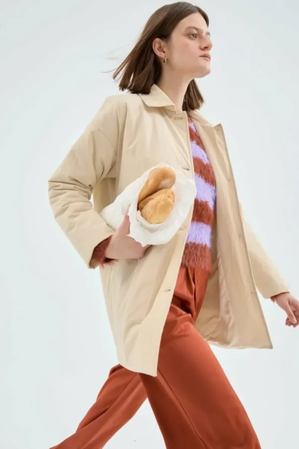 Abrigo corto en tejido técnico beige-COMPAÑIAFANTASTICA New