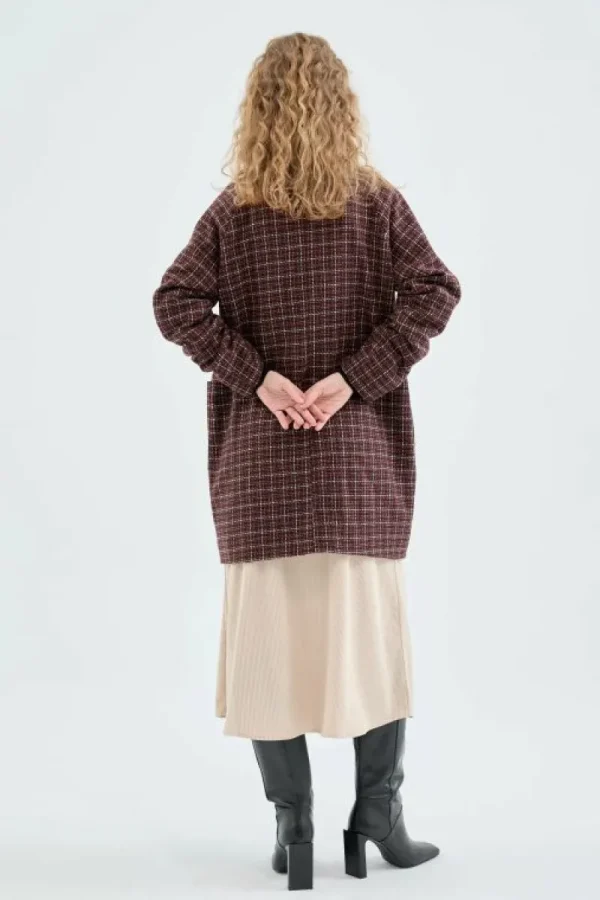 abrigo_midi_de_franela_co_1.webp Abrigo midi de franela con estampado de cuadros granates-COMPAÑIAFANTASTICA Best