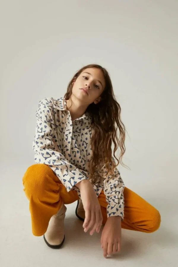 camisa_de_nia_con_estampa_3-1.webp Camisa de niña con estampado de corazones-MINI Hot