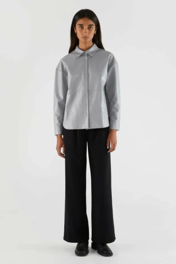 camisa_de_piel_sinttica_g_4.webp Camisa de piel sintética gris-COMPAÑIAFANTASTICA Best