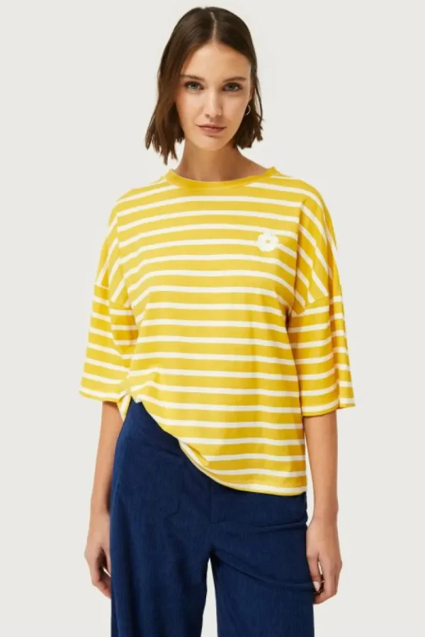 Camiseta de rayas con parche de flor amarilla-COMPAÑIAFANTASTICA Online