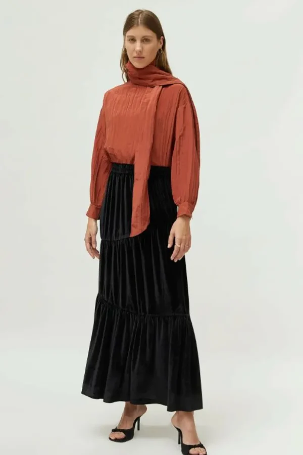 falda_larga_terciopelo_co_0.webp Falda larga terciopelo con fruncidos negra-COMPAÑIAFANTASTICA Best