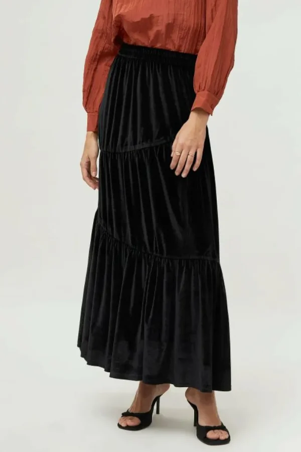 falda_larga_terciopelo_co_3.webp Falda larga terciopelo con fruncidos negra-COMPAÑIAFANTASTICA Best