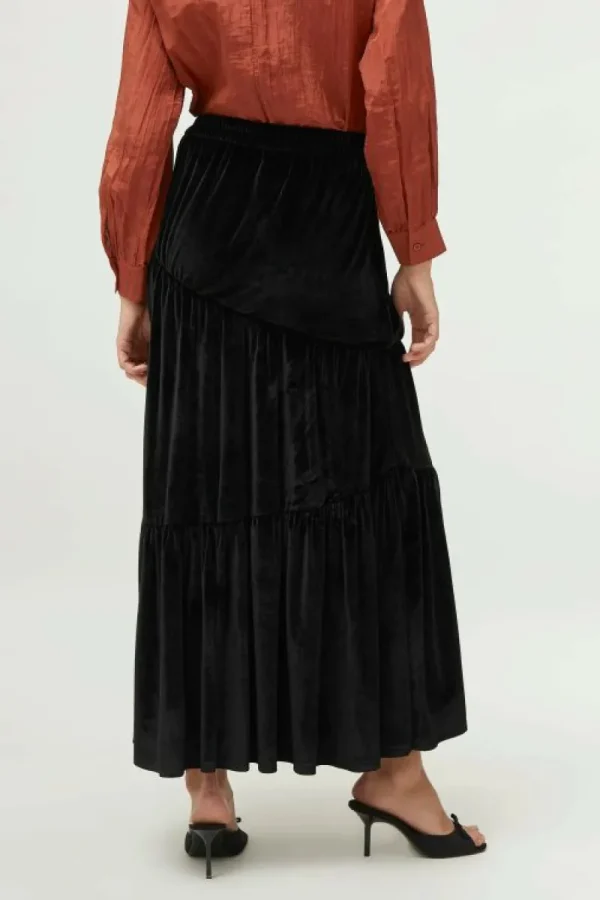 falda_larga_terciopelo_co_4.webp Falda larga terciopelo con fruncidos negra-COMPAÑIAFANTASTICA Best
