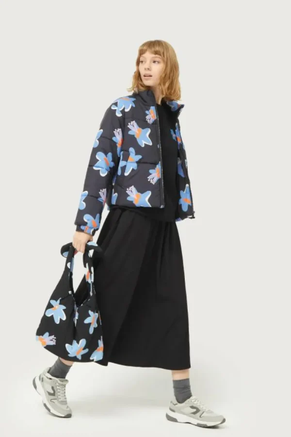 Sudadera con parche de flor negra-COMPAÑIAFANTASTICA Shop