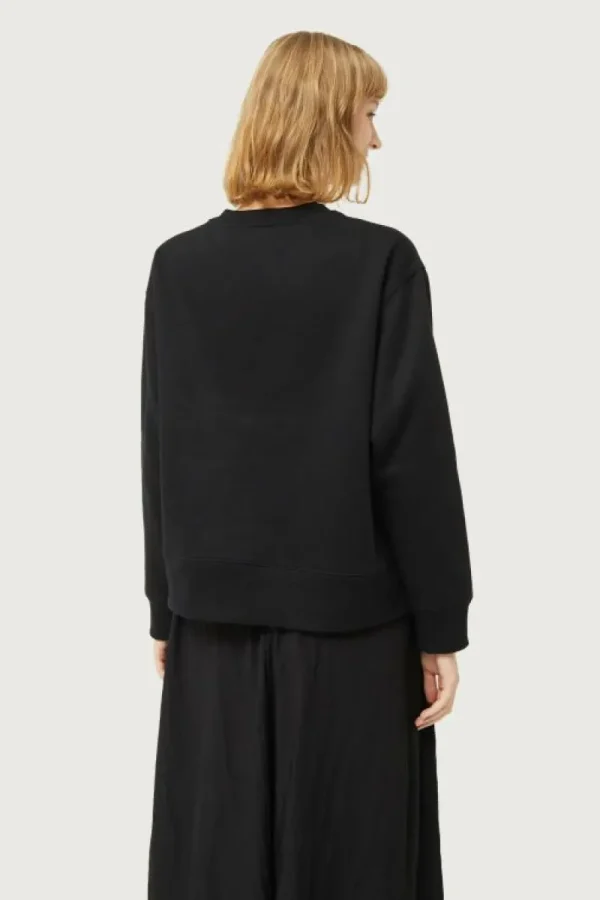 Sudadera con parche de flor negra-COMPAÑIAFANTASTICA Shop