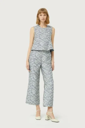 top_con_estampado_floral__0.webp Top con estampado floral azul y blanco-COMPAÑIAFANTASTICA Cheap