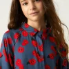 vestido_camisero_de_nia_c_2.webp Vestido camisero de niña con estampado floral rojo-MINI Online