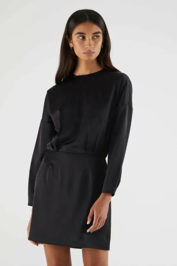 vestido_corto_satinado_co_0.webp Vestido corto satinado con manga larga negro-COMPAÑIAFANTASTICA Hot