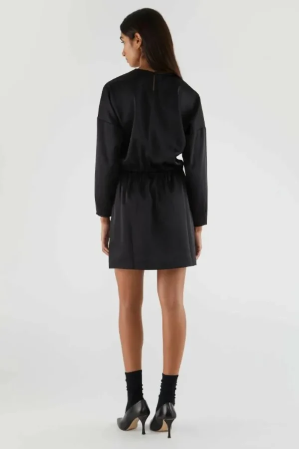 vestido_corto_satinado_co_2.webp Vestido corto satinado con manga larga negro-COMPAÑIAFANTASTICA Hot