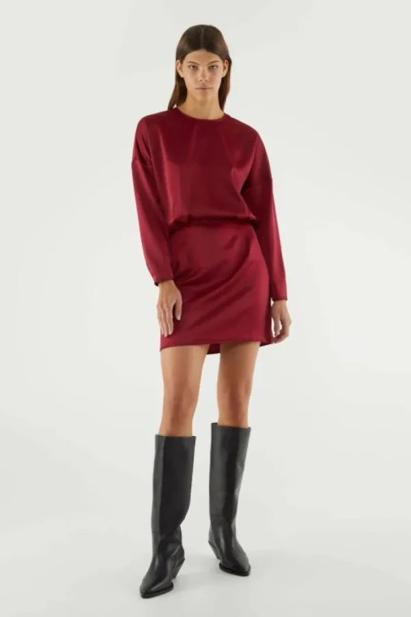 vestido_corto_satinado_co_4-1.webp Vestido corto satinado con manga larga rojo-COMPAÑIAFANTASTICA Best Sale
