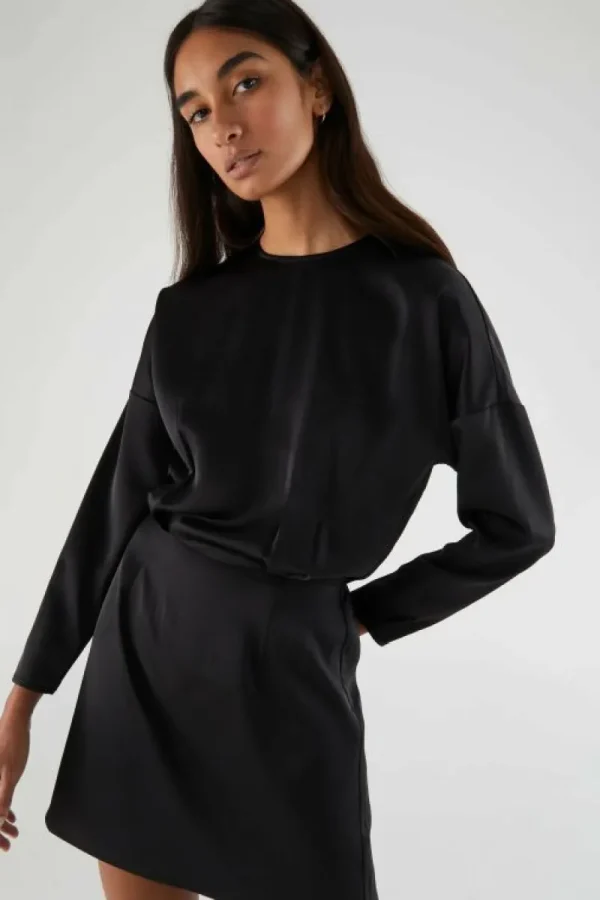 vestido_corto_satinado_co_5.webp Vestido corto satinado con manga larga negro-COMPAÑIAFANTASTICA Hot