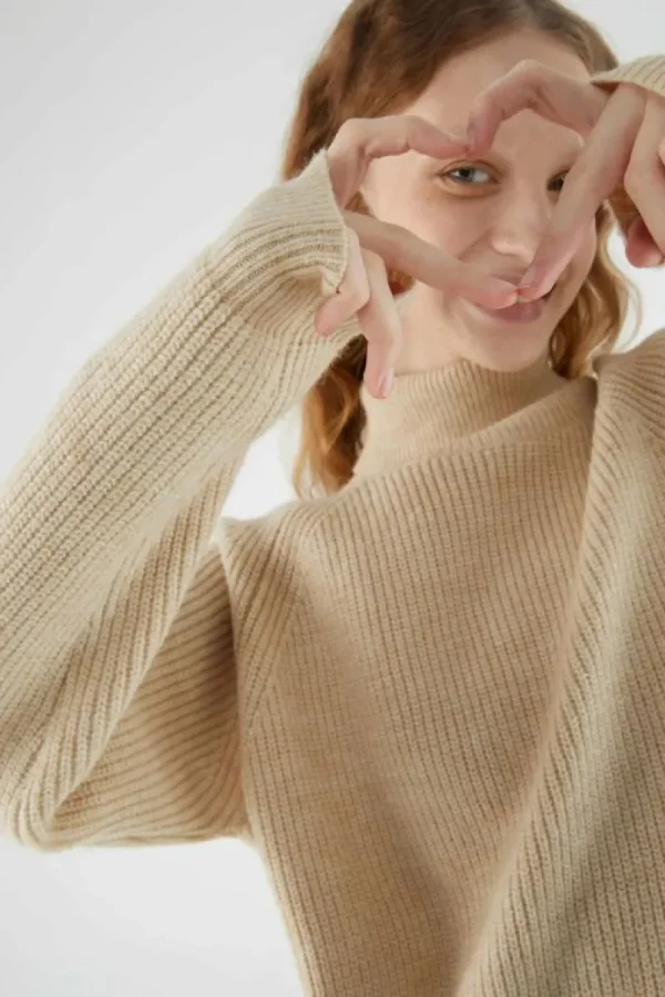 Vestido midi de punto con cuello vuelto beige-COMPAÑIAFANTASTICA Online