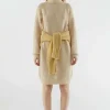 Vestido midi de punto con cuello vuelto beige-COMPAÑIAFANTASTICA Online