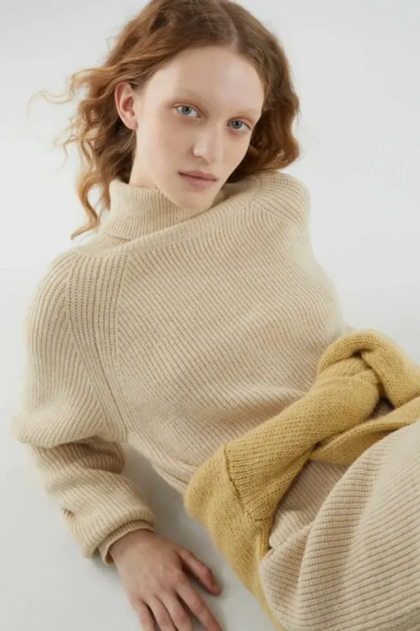 Vestido midi de punto con cuello vuelto beige-COMPAÑIAFANTASTICA Online